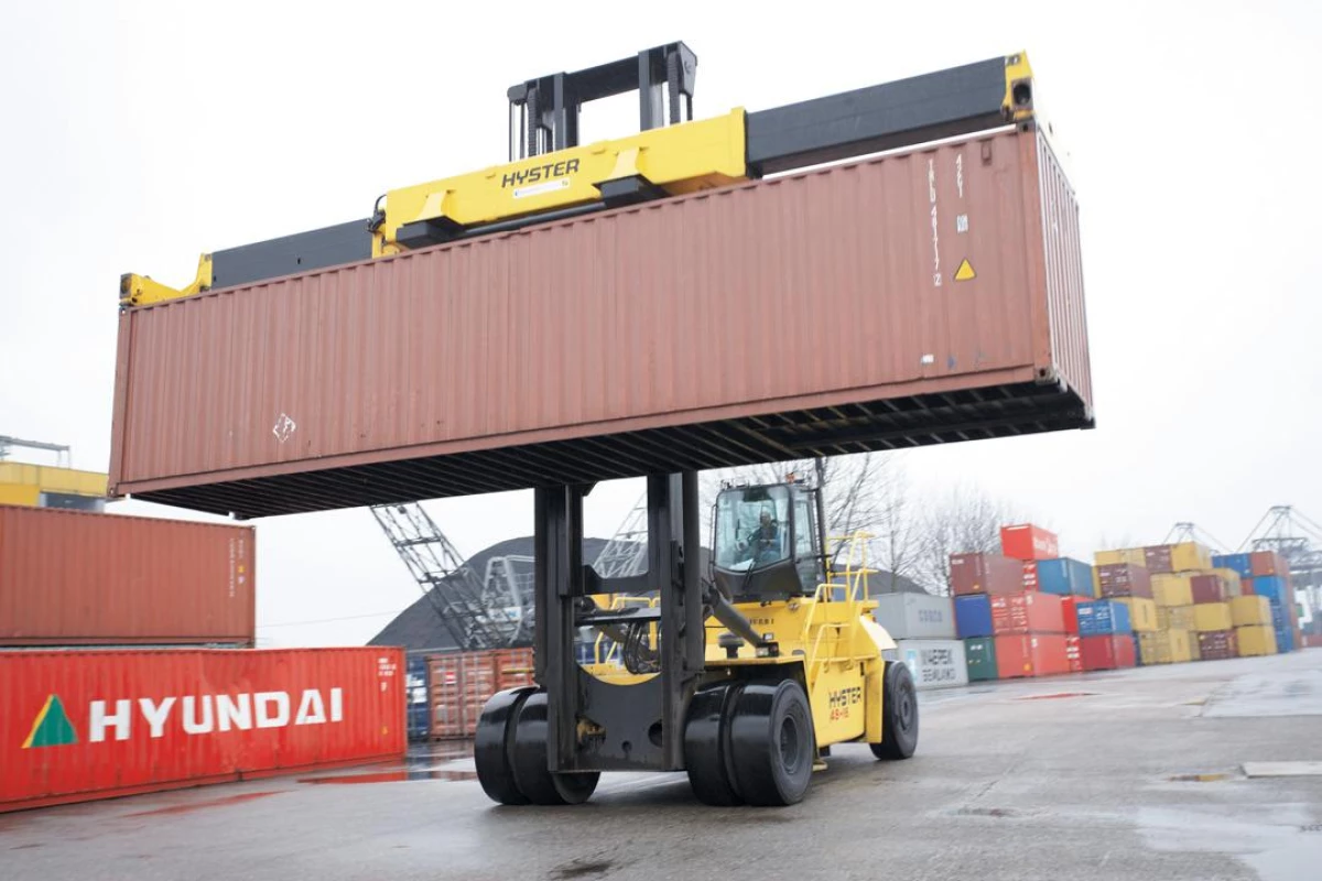 Xe nâng điện vận hành với container 40 feet