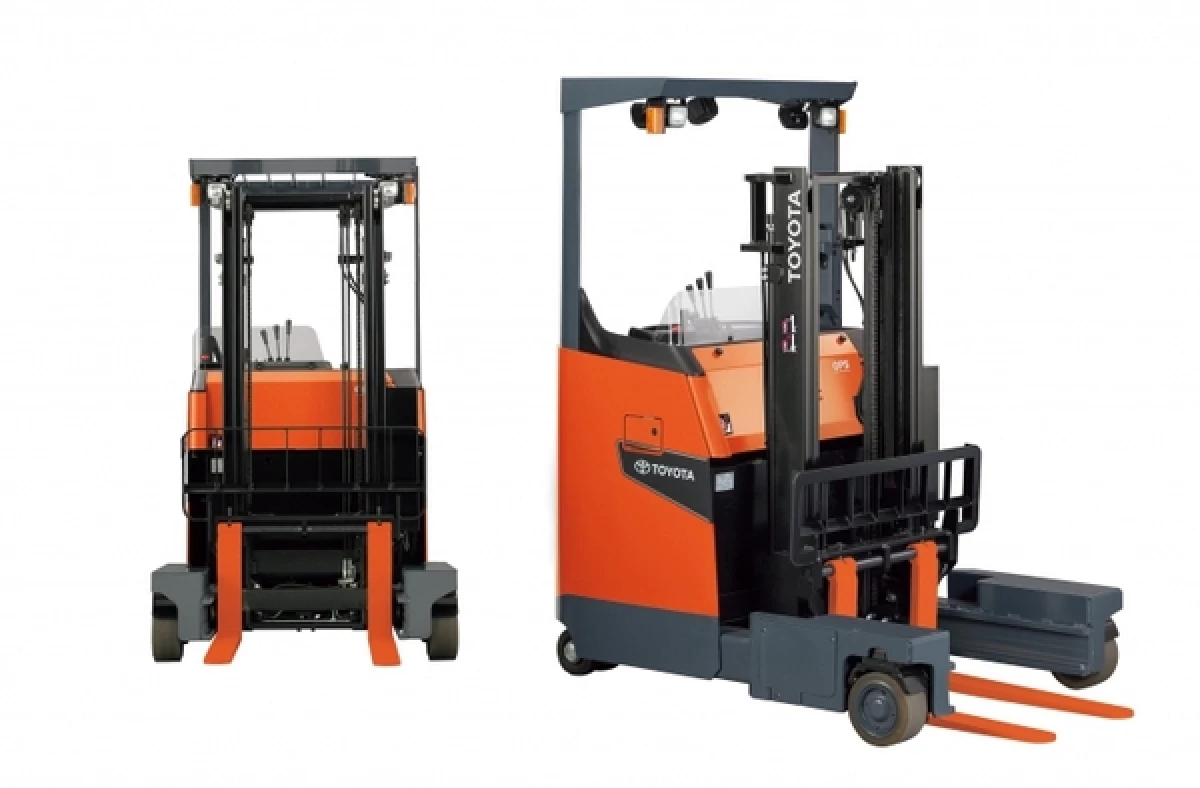 Xe nâng reach truck hoạt động trong kho hẹp