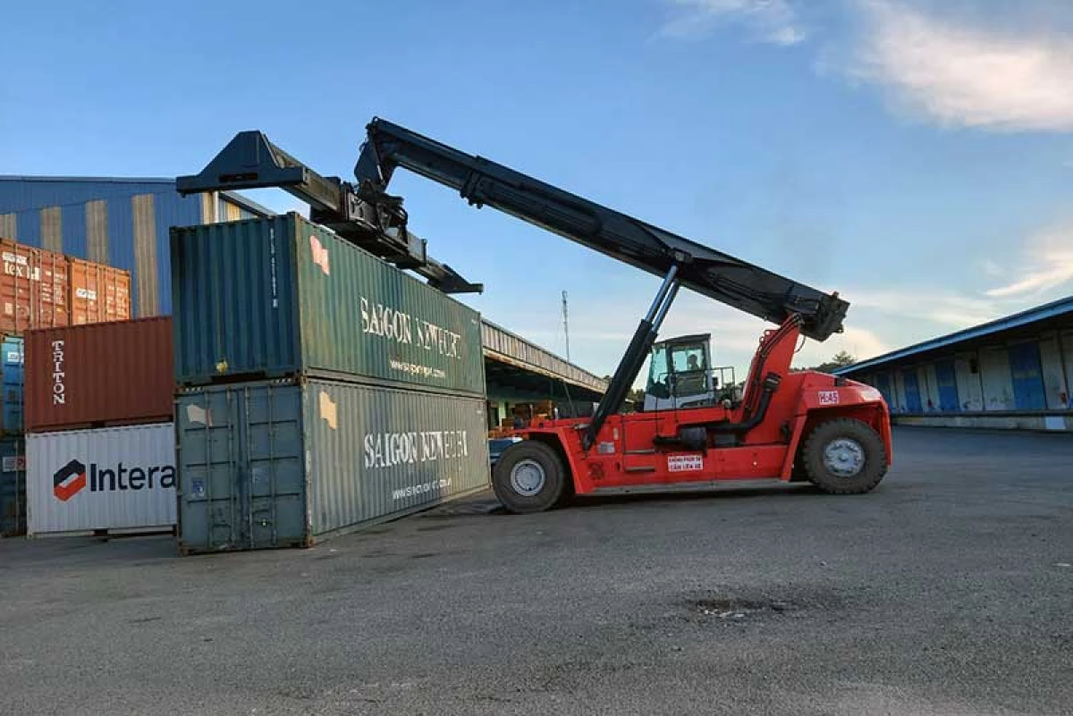 Xe nâng vận chuyển container an toàn