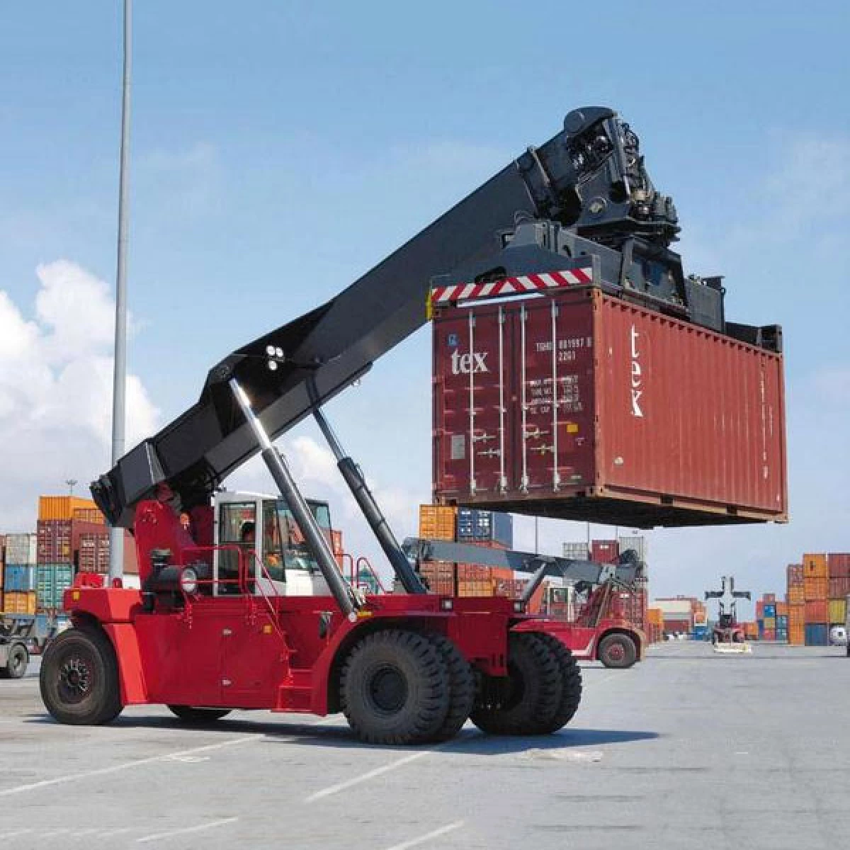 Xe nâng container tại cảng biển