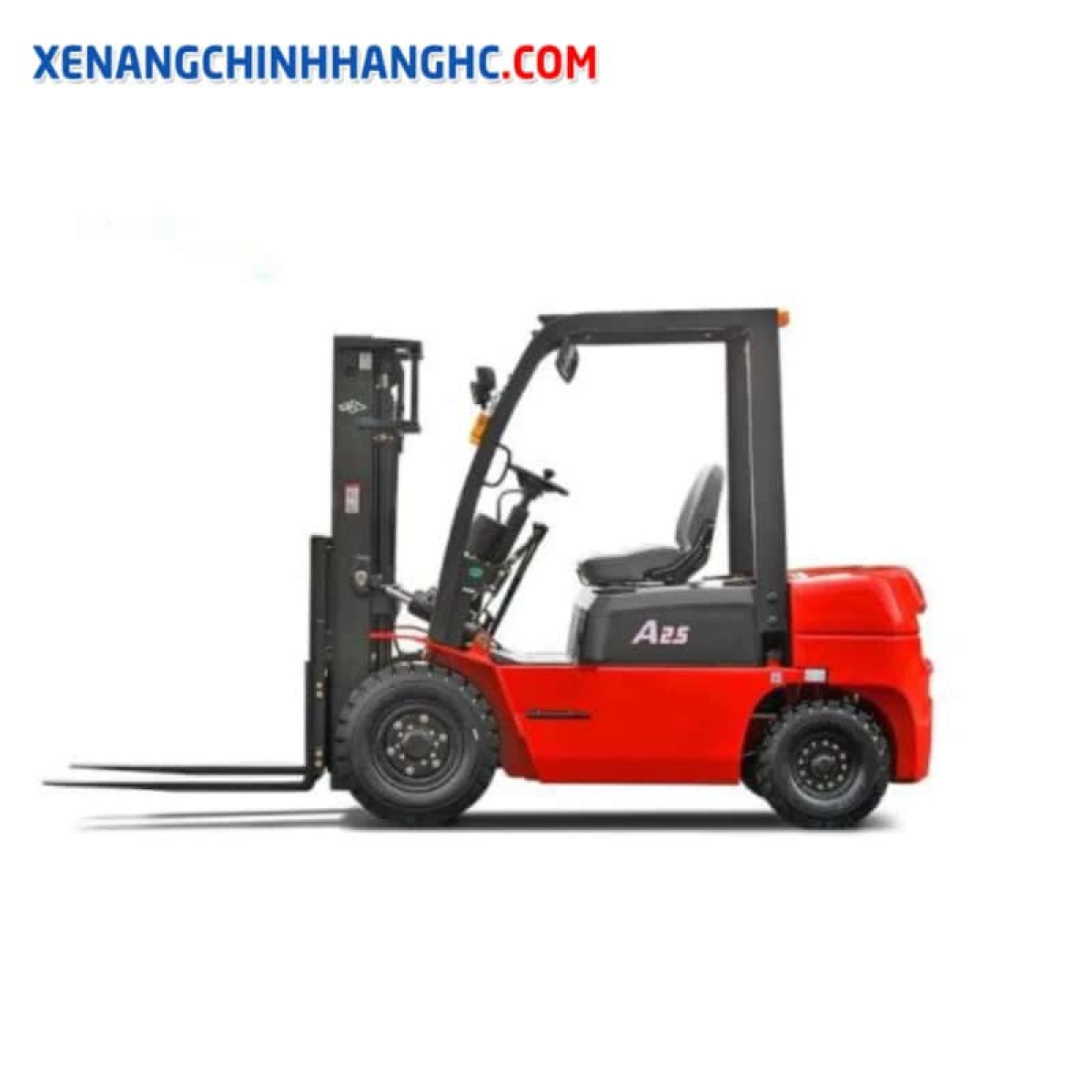 Xe nâng dầu 2 tấn hoạt động trong kho bãi