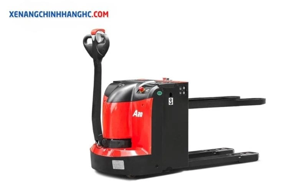 Xe nâng HC đang hoạt động trong nhà kho