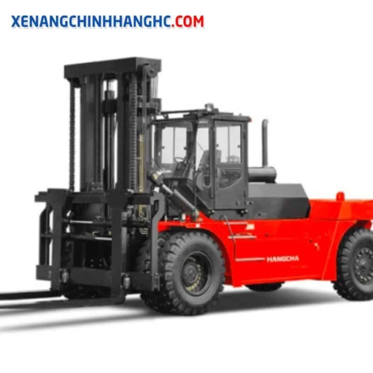 Xe nâng HC đang nâng container tại cảng biển