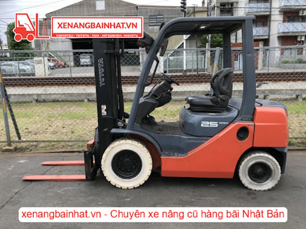 Xe nâng Komatsu hiện đại, mạnh mẽ và tiết kiệm nhiên liệu