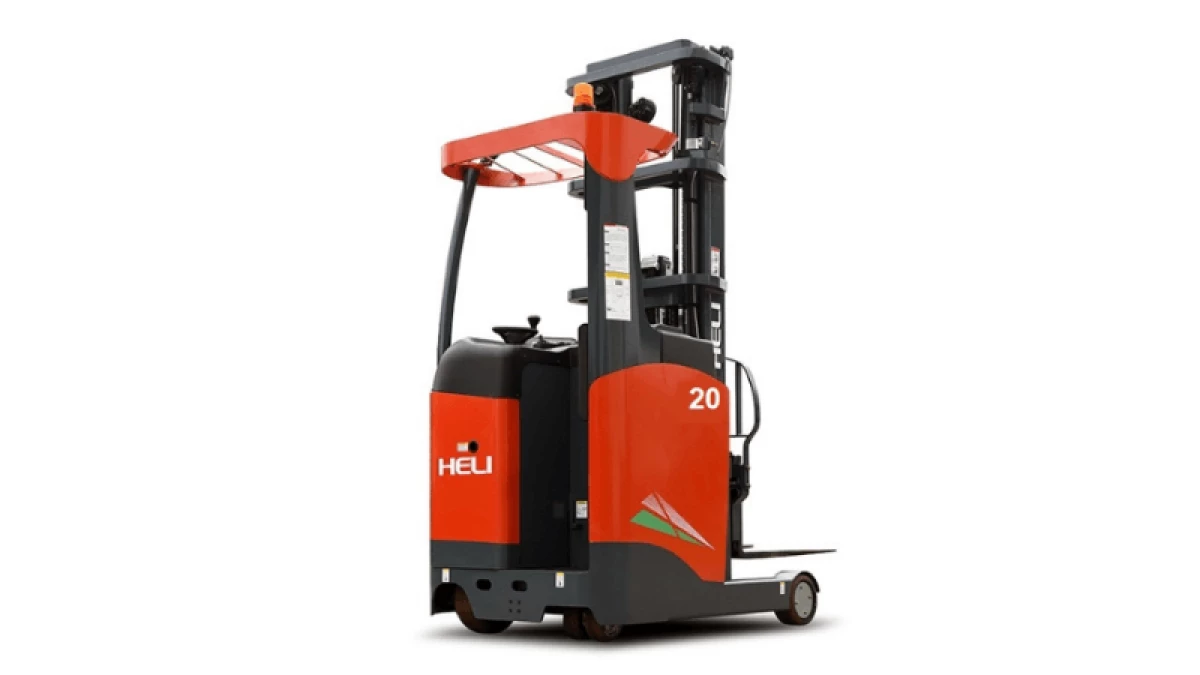 Xe nâng reach truck hoạt động trong kho hàng